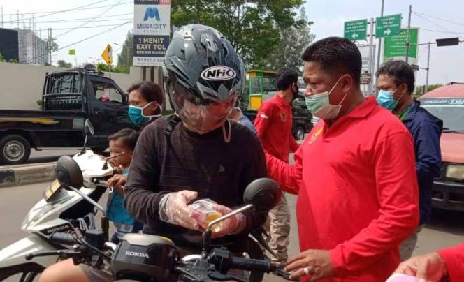 
					Waras Wasisto Bagikan Masker dan Vitamin di Simpang Pekayon