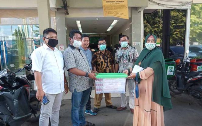 
					Anggota DPRD Provinsi Jawa Barat, Fraksi PDI Perjuangan, Waras Wasisto (dua kiri) mendatangi RSUD Kota Bekasi.
