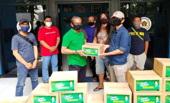 
					Zaenul Mutaqien (ZM) berbagi senyum dengan membagikan 1.000 bingkisan berisi paket sembako.