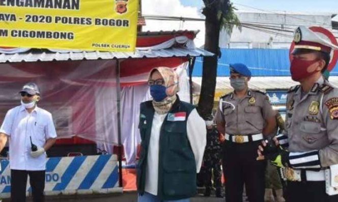
					Bupati Bogor, Ade Yasin meninjau check point Pembatasan Sosial Berskala Besar (PSBB) di perbatasan Kecamatan Cigombong.