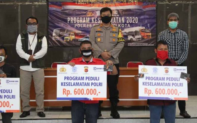 
					Awak Moda Transportasi Umum Diberi Bantuan