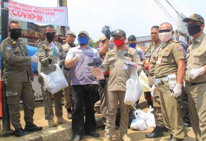 
					Perumda Tirta Pakuan Kota Bogor bersama Satpol PP Kota Bogor membagikan ratusan masker kain gratis
