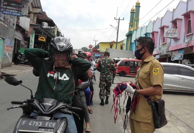 
					Pemdes Cijeruk Bagi-Bagi Makser Gratis