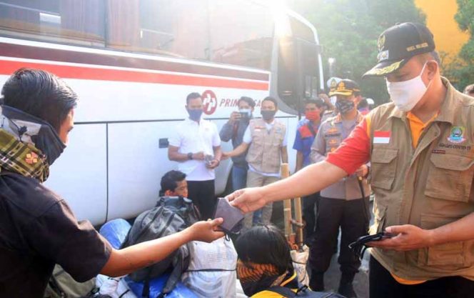 
					Wakil Wali Kota Bekasi Tri Ardianto bagikan masker kepada para penumpang bus Primajasa.