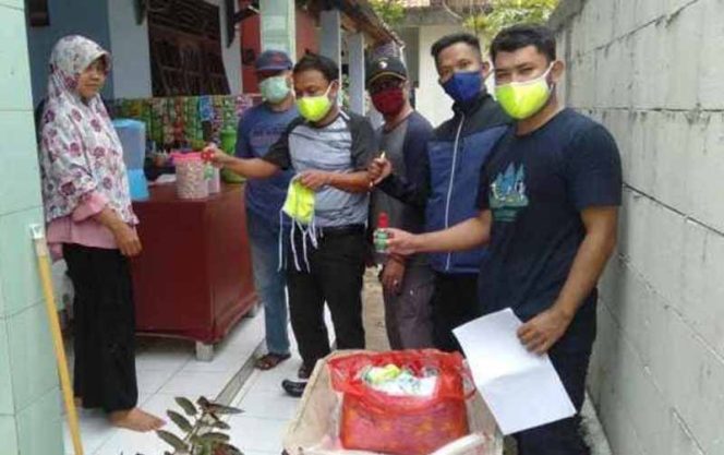 
					Pemdes Door to Door Bagikan Masker