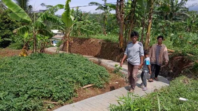 
					Jalan yanh menghubungkan Kampung Cukanggaleh dan Kampung Anyar tersebut dibangun menggunakan Dana Desa.
