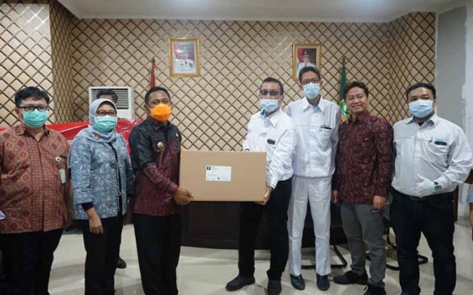 
					Bupati Bekasi menerima bantuan Alat Pelindung Diri (APD) berbentuk surgical gown dari PT Hogy Indonesia.