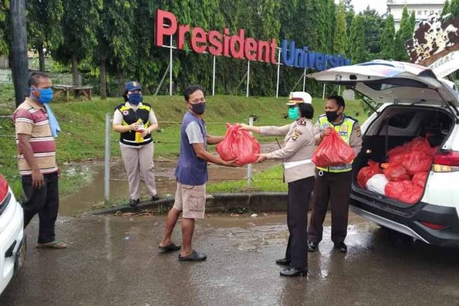
					Polres Metro Kab, Bekasi peduli kapada warga masyarakat yang bekerja sebagai ojek pangkalan.
