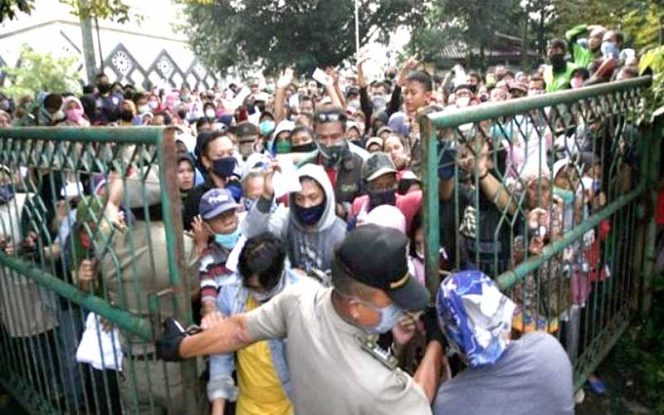 
					Ratusan warga tersebut berdesak-desakan untuk meminta sembako di Kantor Badan Amil Zakat Nasional (Baznas) Kabupaten Bogor.
