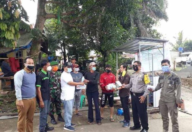 
					Pemdes Sukahati Distribusikakan 3000 Masker