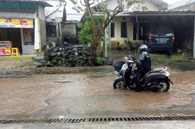 
					Jalan Sindang Barang - Ciomas di Desa Mekar Jaya Kecamatan Ciomas dibiarkan rusak menahun.