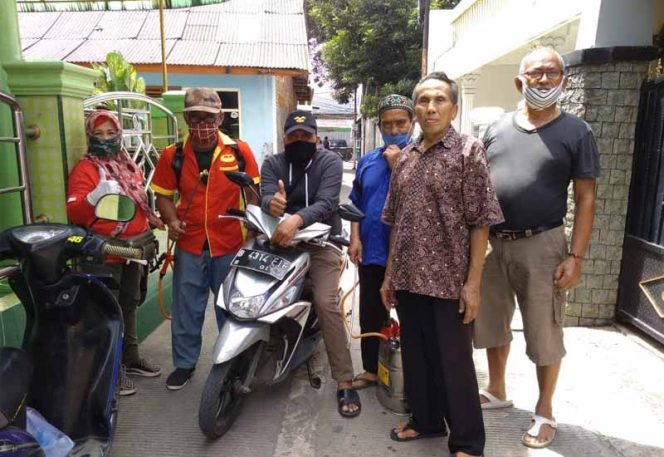 
					Forum RW Bekasi Barat Semprot Disinfektan dan Karantina Wilayah 