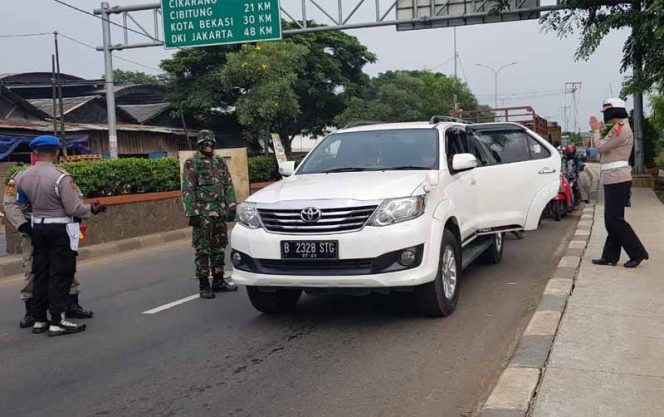 
					Kendaraan yang hendak mudik ke kampung halaman terpaksa harus putar balik.