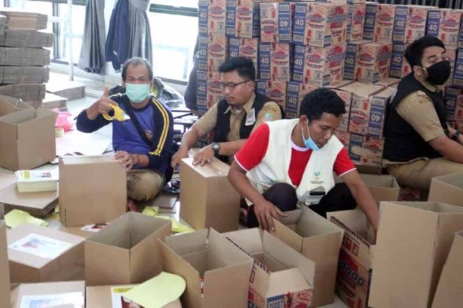 
					Setelah menuai protes, akhirnya penempelan foto bupati di kemasan Bansos dihentikan.