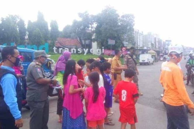 
					Kecamatan Cileungsi membagikan 3000 masker ke setiap pengendara di jalur masuk Perumahan Metland Transyogi.