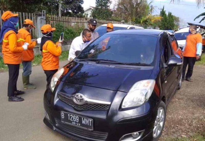 
					Penyemrpotan ke pengendara roda empat dari luar daerah.