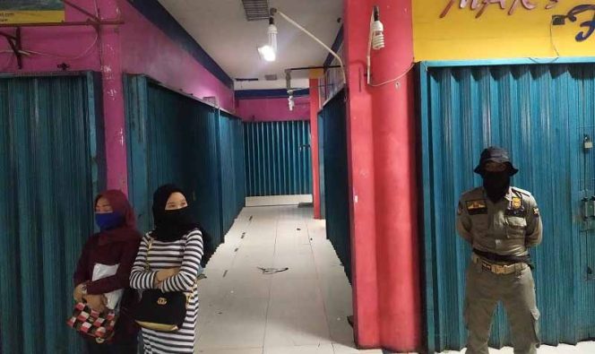 
					Satpol PP menutup paksa sementara puluhan kios yang berada di dalam Plaza Dewi Sartika.