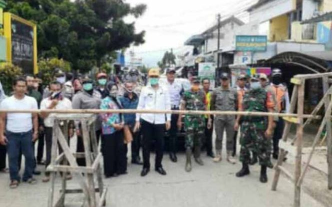 
					Penutupan jalan yang dilakukan Forum Komunikasi Kepala Kecamatan (Forkopimka) di Jalan Protokol di Desa Banjarwaru menuai polemik.