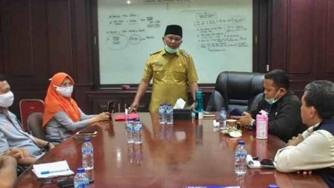 
					Rapat terbatas bersama Wakil Bupati (Wabup), H Ahmad Zamakhsyari.