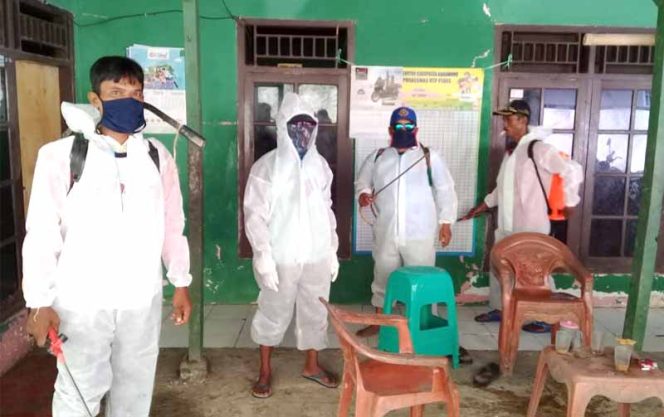 
					Bhabinkamtibmas-Babinsa Kecamatan Pedes Adakan Disinfeksi Lingkungan