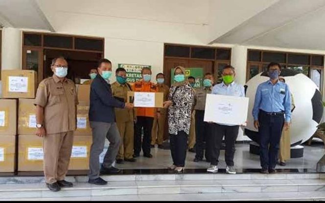 
					Pemkab Bogor menerima bantuan Alat Pelindung Diri (APD) bagi tenaga medis dari Star Energy Geothermal.