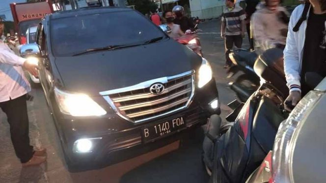 
					Kecelakaan beruntun terjadi akibat sopir tak biasa mengemudikan mobil manual di jalanan.