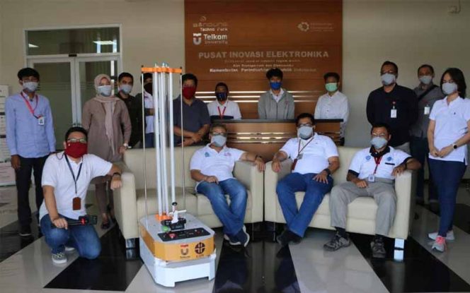 
					Robot  Auronomous UVC Mobile Robot (AUMR) yang diserahkan University Telekomunikasi Bandung ke Pemprov Jabar.
