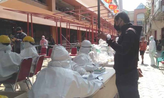 
					Ratusan Pedagang dan Pengunjung Pasar di Rapid Test