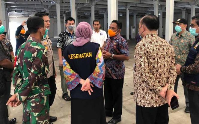 
					Bupati Bekasi saat meninjau salah satu lokasi yang akan dijadikan tempat Karantina.