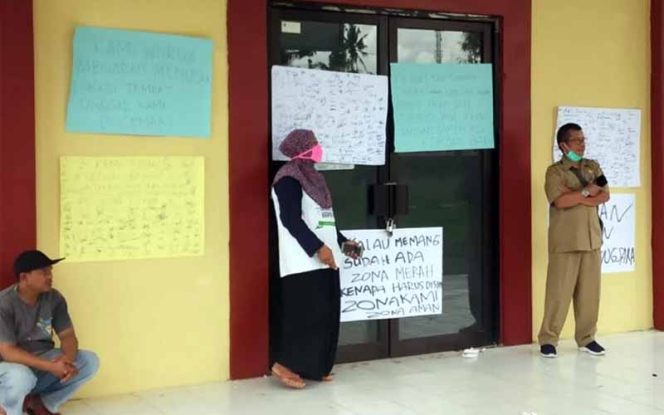 
					Penolakan warga atas rumah sakit darurat pasien covid-19 di GOR Suryakencana Kota Sukabumi.