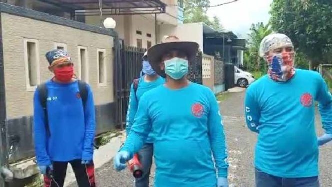 
					Warga Perumahan Nirwana Graha, di RW 07  Kelurahan Dayeuh Luhur.