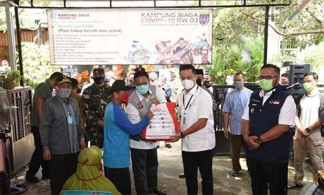 
					Menteri Sosial Juliari P Batubara menyerahkan penyaluran bansos presiden senilai Rp 600 ribu berupa paket sembako kepada Keluarga Penerima Manfaat (KPM) di Kelurahan Kukusan, Kecamatan Beji,