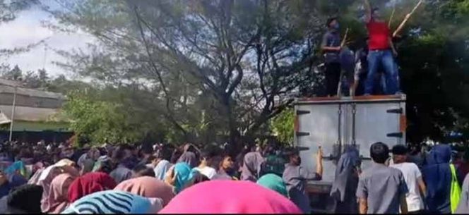 
					Gara-gara THR Dicicil, Ribuan Buruh Garmen Demo