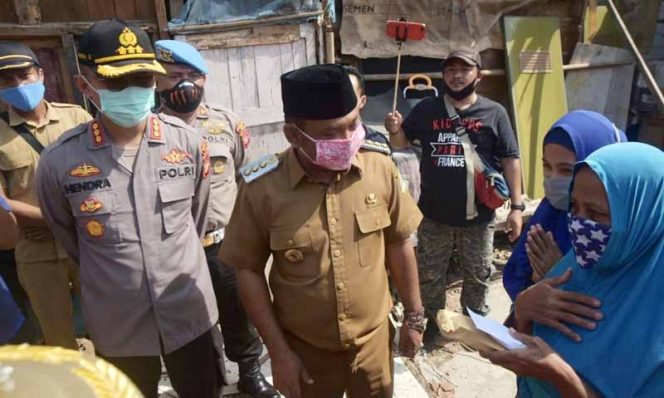 
					Bupati Bekasi Eka Supria Atmaja, Kunjungi Rumah Roboh di Kecamatan Sukakarya 