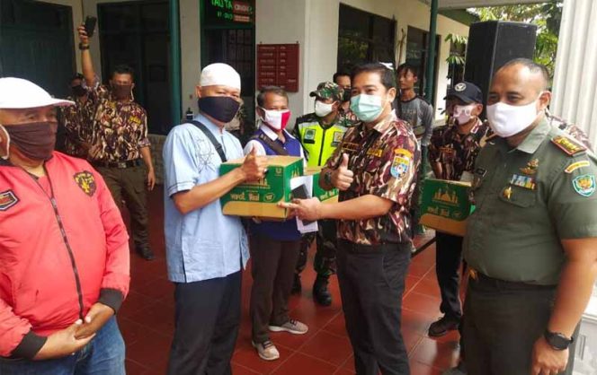 
					GM FKPPI Kota Bogor menggandeng Komando Distrik Militer (Kodim) 0606 Kota Bogor untuk menyalurkan bantuan pembersih dan disinfektan untuk masjid masjid di Kota Bogor. 