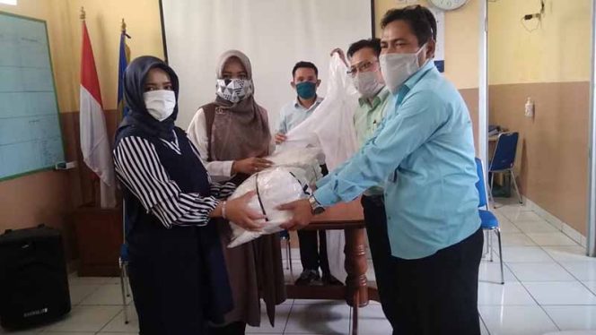 
					Anggota DPRD Jabar dan DPRD Karawang Berikan APD Ke Tenaga Medis