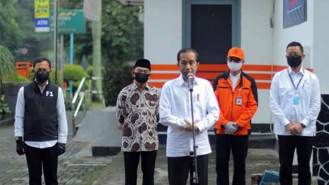 
					Didampingi Wali Kota Bogor Bima Arya dan dua menteri, Presiden Jokowi tinjau penyerahan Bantuan Langsung Tunai (BLT) di Kantor Pos Jalan Juanda, Rabu (13/5).