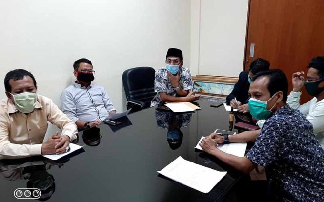 
					Pendistribusian bantuan sosial (bansos) bagi warga masyarakat terdampak Covid-19 di wilayah Kabupaten Bekasi turut diawasi Koalisi Rakyat Bekasi (Kirab). 