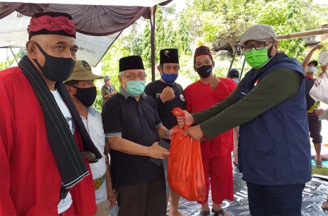 
					Ketua Dewan Pembina KOOD, Pradi Supriatna (kanan), memberikan paket daging andil kepada Ketua Dewan Sepuh KOOD Kyai Syihabuddin Ahmad, di halaman Saung K3D, Jl Margonda, Kamis (21/5/2020).
