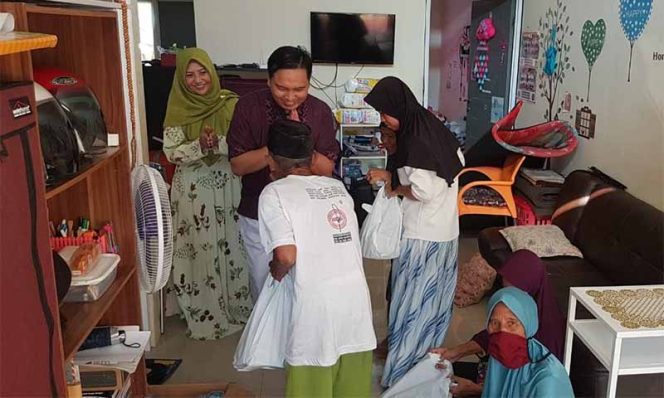 
					Kabag Berbagi Dengan Warga Kurang Mampu Sekitar Rumah.