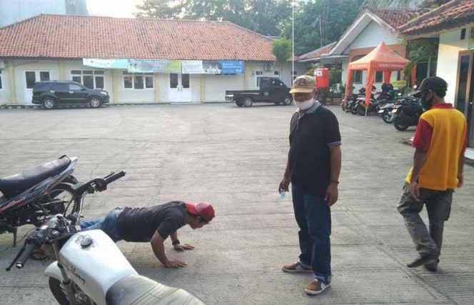 
					Pelanggar PSBB dihukum push Up