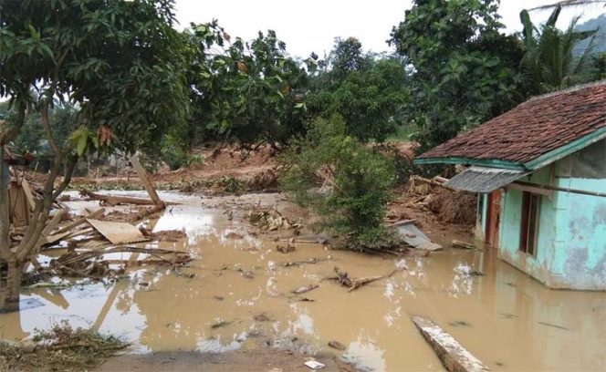 
					Banjir dan longsor kembali menerjang Kabupaten Bogor yakni di Desa Wangun Jaya di Kecamatan Leuwisadeng. 