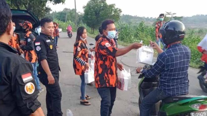 
					PAC PP Bojongmangu Bagi-bagi Takjil