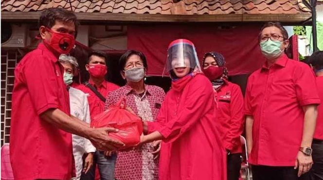 
					DPC PDI Perjuangan Kota Bogor membagikan paket Lebaran kepada jajaran pengurusnya.