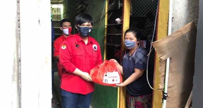 
					Gilang Esa Mohamad, Ketua Dewan Pimpinan Cabang Banteng Muda Indonesia (DPC BMI) Kota Bekasi bagikan sembako ke warga.