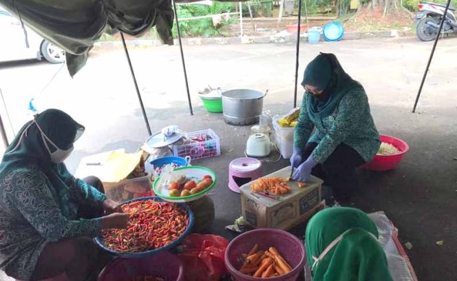 
					Ketua TP PKK Kota Bekasi Bantu Memasak di Dapur Umum