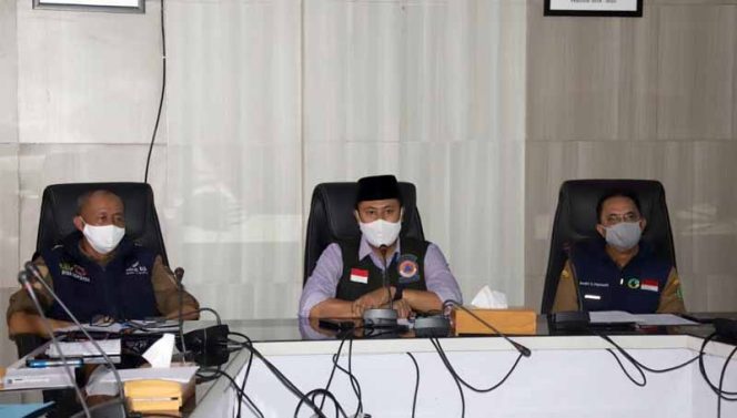 
					Wali Kota Sukabumi Achmad Fahmi, memberikan keterangan terkait penyaluran sembako.