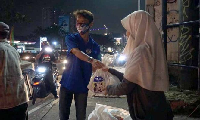 
					Persikad 1999 Bagikan Ratusan Sembako ke Tuna Wisma