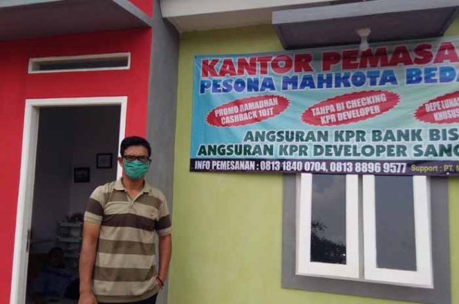 
					Takin, perwakilan perumahan Pesona Mahkota Bedahan di depan kantor pemasaran.