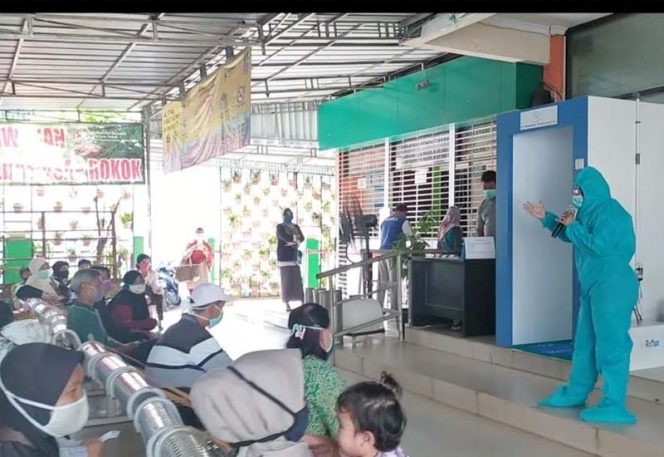 
					Pahlawan Medis Puskesmas memberikan arahan kepada warga